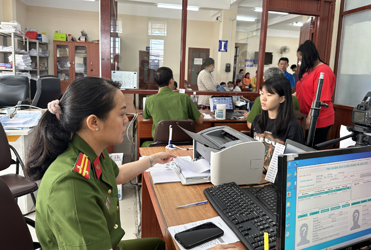 Ho Chi Minh City police launched the army to issue CCCDs with chips for students